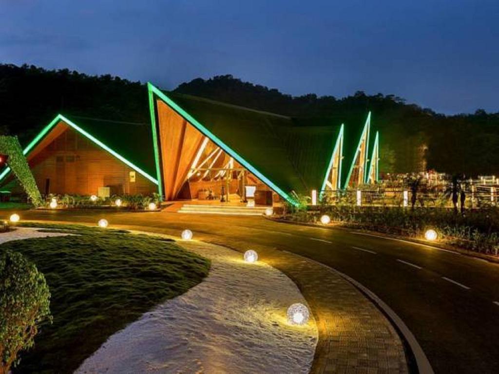 Aamby Valley City Lonavla Exterior foto The resort at night
