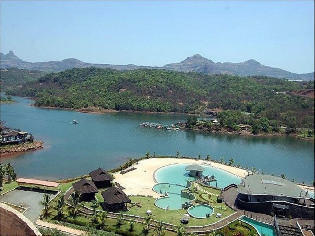 Aamby Valley City Lonavla Exterior foto View of the lake at the resort