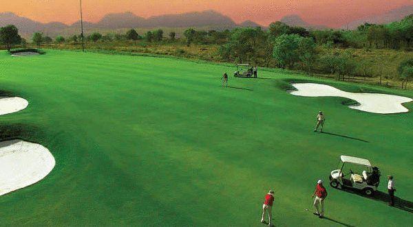 Aamby Valley City Lonavla Exterior foto Golf Course at the DLF City