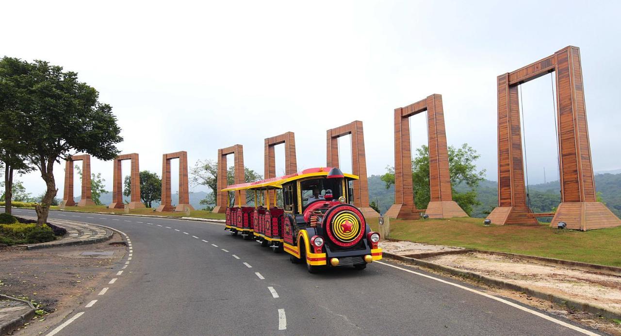 Aamby Valley City Lonavla Exterior foto The train at the park